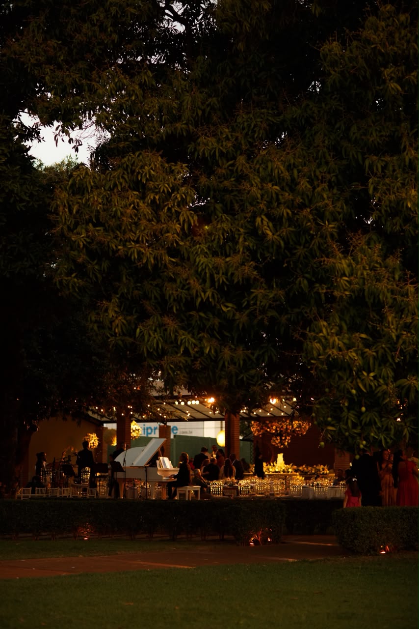 Recepção ao entardecer com convidados em trajes de gala
